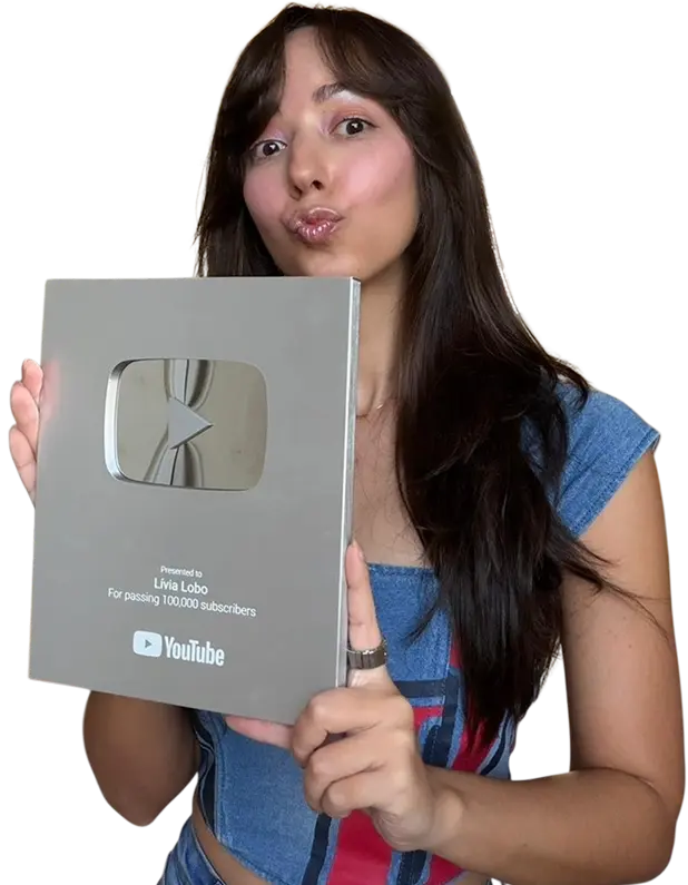 Lívia segurando a placa de 100 mil inscritos do YouTube